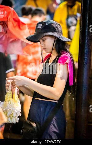 Una giovane ragazza filippina vende ghirlande di fiori alla chiesa di Santo Nino de tondo a Manila, nelle Filippine. Foto Stock