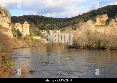 La Roque-Gageac, Francia. 2 dicembre 2023. Dopo la siccità estiva, le piogge di novembre hanno appena innalzato il livello dei fiumi francesi che spesso traboccano le loro rive. Qui il fiume Dordogna, a la Roque-Gageac nel Périgord Noir, è alto mentre durante l'estate il suo livello era molto basso. Il villaggio di la Roque-Gageac è uno dei più bei villaggi della Francia. La Roque-Gageac, Périgord, Dordogne, Francia, Europa. Foto di Hugo Martin/Alamy Live News. Foto Stock