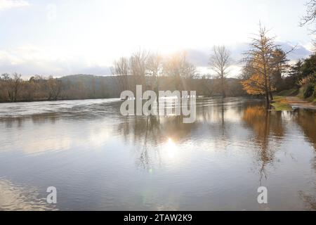 La Roque-Gageac, Francia. 2 dicembre 2023. Dopo la siccità estiva, le piogge di novembre hanno appena innalzato il livello dei fiumi francesi che spesso traboccano le loro rive. Qui il fiume Dordogna, a la Roque-Gageac nel Périgord Noir, è alto mentre durante l'estate il suo livello era molto basso. Il villaggio di la Roque-Gageac è uno dei più bei villaggi della Francia. La Roque-Gageac, Périgord, Dordogne, Francia, Europa. Foto di Hugo Martin/Alamy Live News. Foto Stock