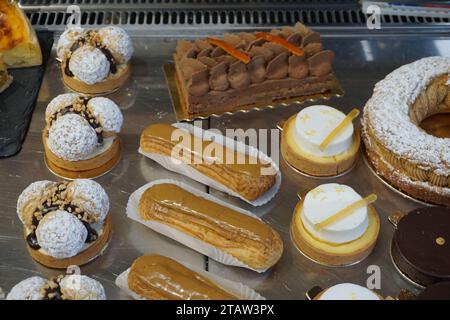 primo piano dei deliziosi dolci fatti in casa in vendita presso la panetteria in francia Foto Stock