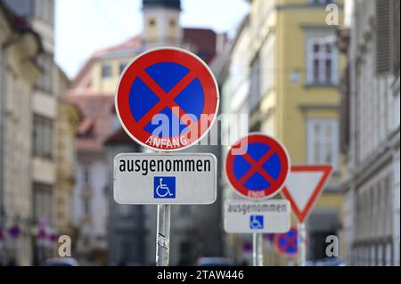 Segnali che proibiscono le soste e il parcheggio nel centro di Graz, tranne per i disabili Foto Stock