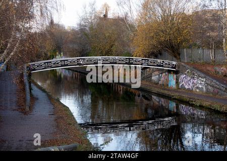 Canale principale di Birmingham vicino a Soho Wharf, Birmingham, West Midlands, Inghilterra, Regno Unito Foto Stock