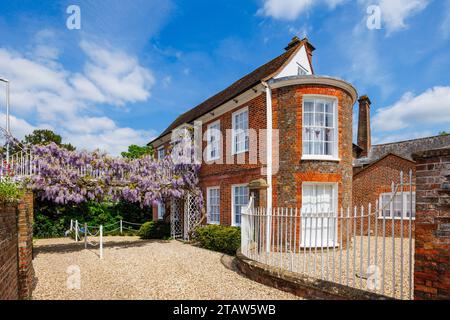 Vista della Bridge House ad High Street, Hungerford, una storica città di mercato nel Berkshire, Inghilterra con glicine in fiore dalla tarda primavera all'inizio dell'estate Foto Stock