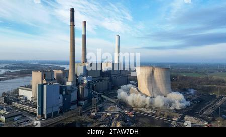 Voerde Sprengung Kuehlturm STEAG RWE Kohlekraftwerk Voerde, 03.12.2023 Die Turmhuelle faltet sich, GER, Sprengung Kuehlturm STEAG RWE Kohlekraftwerk Voerde, 03.12.2023 **** Voerde Blasting della torre di raffreddamento STEAG RWE centrale a carbone Voerde, 03 12 2023 03 12 2023 Copyright: xEibner-Pressefoto/FabianxFriesex EP FFE credito: Imago/Alamy Live News Foto Stock