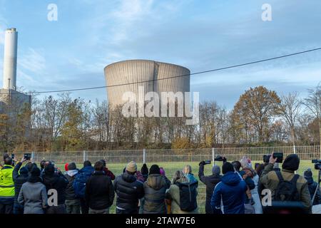 Voerde Sprengung Kuehlturm STEAG RWE Kohlekraftwerk Voerde, 03.12.2023 GER, Sprengung Kuehlturm STEAG RWE Kohlekraftwerk Voerde, 03.12.2023 *** Voerde Blasting della torre di raffreddamento STEAG RWE centrale a carbone Voerde, 03 12 2023 GER, Blasting della torre di raffreddamento STEAG RWE carbone-FEAG FEP-Foot-Foot-Foot-Foot-Foot-Foot, 2023 FIT, FIT-FIT-FIT-FIT-FIT-FIT-FIT-FIT: Imago/Alamy Live News Foto Stock