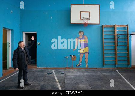 Rudnytske, Ucraina. 30 novembre 2023. Direttore di una scuola rurale distrutta durante l'invasione russa nella primavera del 2022 mostra ai giornalisti la palestra superstite nel villaggio di Rudnytske, regione di Kiev. (Immagine di credito: © Oleksii Chumachenko/SOPA Images via ZUMA Press Wire) SOLO USO EDITORIALE! Non per USO commerciale! Foto Stock