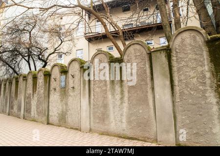 Cracovia, Polonia - 7 marzo 2023: Frammento del muro del Ghetto ebraico a Cracovia, Polonia. Le mura del Ghetto furono costruite in stile di tombe ebraiche che simboleggiavano Foto Stock