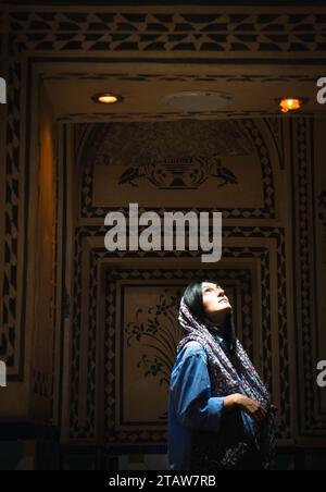 Kashan, Iran - 29 giugno 2022: Visita turistica musulmana Sultan Amir Ahmad Bathhouse. Gruppo di turisti visitano il famoso bagno termale di Kashan con la guida tout Foto Stock