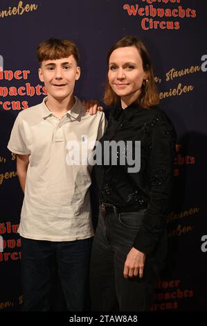 Schauspielerin Nadja Becker und Filmsohn Anton Noltensmeier kommt zur Premiere des 8. Kölner Weihnachtscircus *** l'attrice Nadja Becker e il figlio Anton Noltensmeier partecipano alla premiere dell'ottavo circo di Natale di Colonia Credit: Imago/Alamy Live News Foto Stock