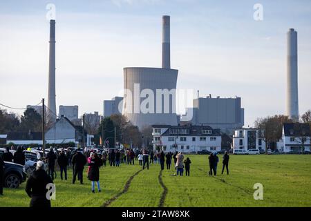 3 dicembre 2023, Renania settentrionale-Vestfalia, Voerde: Veduta della torre di raffreddamento inclinata di 165 metri della centrale a carbone RWE, che è stata chiusa nel 2017, durante la sabbiatura. La torre di raffreddamento alta 165 metri della centrale elettrica a carbone di Voerde sul basso Reno, che fu chiusa nel 2017, è stata fatta saltare in aria domenica. L'enorme struttura in cemento è crollata come previsto poco dopo le 11 del mattino senza alcun problema. Alcuni edifici residenziali nelle vicinanze dell'esplosione hanno dovuto essere temporaneamente evacuati durante l'esplosione, e le strade nella zona sono state anche chiuse tra le 9:00 e le 13:00, secondo Foto Stock