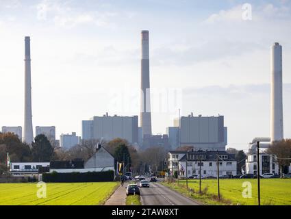 3 dicembre 2023, Renania settentrionale-Vestfalia, Voerde: Veduta della centrale a carbone RWE, chiusa nel 2017, senza la torre di raffreddamento alta 165 metri che è stata fatta saltare in aria poco prima. La torre di raffreddamento alta 165 metri della centrale elettrica a carbone di Voerde sul basso Reno, che fu chiusa nel 2017, è stata fatta saltare in aria domenica. L'enorme struttura in cemento è crollata come previsto poco dopo le 11 del mattino senza alcun problema. Alcuni edifici residenziali nelle vicinanze dell'esplosione hanno dovuto essere temporaneamente evacuati durante l'esplosione, e anche le strade nella zona sono state chiuse tra le 9:00 e le 13:00, Foto Stock