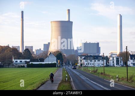 3 dicembre 2023, Renania settentrionale-Vestfalia, Voerde: Veduta della torre di raffreddamento alta 165 metri della centrale a carbone RWE, che è stata chiusa nel 2017, prima del bombardamento di prima mattina. La torre di raffreddamento alta 165 metri della centrale elettrica a carbone di Voerde sul basso Reno, che fu chiusa nel 2017, è stata fatta saltare in aria domenica. L'enorme struttura in cemento è crollata come previsto poco dopo le 11 del mattino senza alcun problema. Alcuni edifici residenziali nelle vicinanze dell'esplosione hanno dovuto essere temporaneamente evacuati durante l'esplosione, e le strade nella zona sono state chiuse tra le 9:00 e l'1 Foto Stock