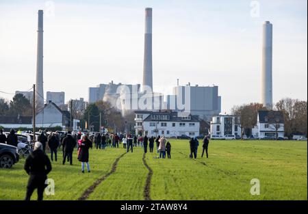 3 dicembre 2023, Renania settentrionale-Vestfalia, Voerde: Veduta della torre di raffreddamento, alta 165 metri, crollata della centrale a carbone RWE, che è stata chiusa nel 2017 durante la demolizione. La torre di raffreddamento alta 165 metri della centrale elettrica a carbone di Voerde sul basso Reno, che fu chiusa nel 2017, è stata fatta saltare in aria domenica. L'enorme struttura in cemento è crollata come previsto poco dopo le 11 del mattino senza alcun problema. Alcuni edifici residenziali nelle vicinanze dell'esplosione hanno dovuto essere temporaneamente evacuati durante l'esplosione, e le strade nella zona sono state anche chiuse tra le 9:00 e le 13:00, acco Foto Stock