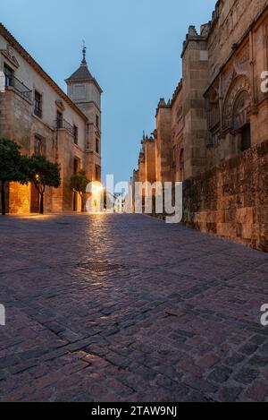 Via Torrijos nella città di Córdoba, con la moschea della cattedrale su un lato e il vescovato di Cordova sull'altro. Foto Stock