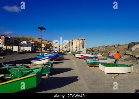 Tajao. Tenerife. Isole Canarie. Una grande roccia accanto alla spiaggia serviva da rifugio per le barche tradizionali che pescavano nella zona Foto Stock