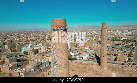 Vista aerea della città di Herat, del complesso di Musalla, dei cinque minareti di Musallah di Herat, della Cittadella di Herat, di Qala Iktyaruddin. Foto Stock