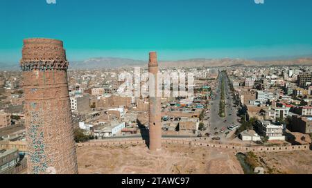 Vista aerea della città di Herat, del complesso di Musalla, dei cinque minareti di Musallah di Herat, della Cittadella di Herat, di Qala Iktyaruddin. Foto Stock