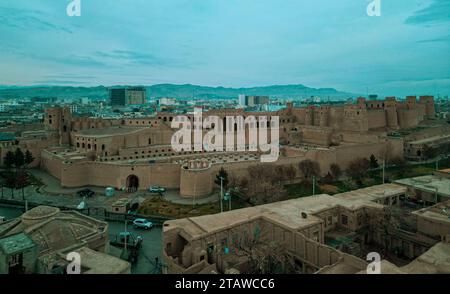 Vista aerea della città di Herat, del complesso di Musalla, dei cinque minareti di Musallah di Herat, della Cittadella di Herat, di Qala Iktyaruddin. Foto Stock