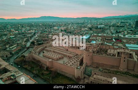 Vista aerea della città di Herat, del complesso di Musalla, dei cinque minareti di Musallah di Herat, della Cittadella di Herat, di Qala Iktyaruddin. Foto Stock