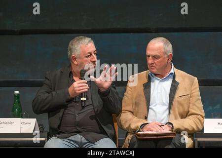 Pressekonferenz zum Salzburger Adventsingens 2023, unter dem Titel Fürchtet Euch nicht, im Grossen Festspielhaus di Salisburgo, AM 29.11.2023. DAS Bild zeigt den Komponisten Shane Woodborne., Gesamtleiter Hans Köhl 2023 - Aufführung des Salzburger Adventsingens 2023, unter dem Titel Fürchtet Euch nicht, im Grossen Festspielhaus di Salisburgo, AM 29.11.2023. *** Conferenza stampa per il canto dell'Avvento di Salisburgo 2023, con il titolo Fürchtet Euch nicht, presso il Großes Festspielhaus di Salisburgo, il 29 11 2023 la foto mostra il compositore Shane Woodborne, direttore generale Hans Köhl 2023 esibirsi Foto Stock