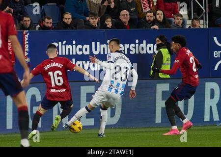 Pamplona, Spagna. 2 dicembre 2023. Sport. Calcio/calcio.Moi Gomez (16. CA Osasuna), Brais Mendez (23. Real Sociedad) e Johan Mojica (22. CA Osasuna) durante la partita di calcio della Liga EA Sports tra CA Osasuna e Real Sociedad hanno giocato allo stadio El Sadar di Pamplona (Spagna) il 2 dicembre 2023. Credito: Inigo Alzugaray/Cordon Press Credit: CORDON PRESS/Alamy Live News Foto Stock