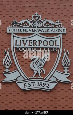 Liverpool, Regno Unito. 3 dicembre 2023. Il distintivo del Liverpool a fianco di Anfield in vista della partita di Premier League Liverpool vs Fulham ad Anfield, Liverpool, Regno Unito, 3 dicembre 2023 (foto di Mark Cosgrove/News Images) credito: News Images Ltd/Alamy Live News Foto Stock