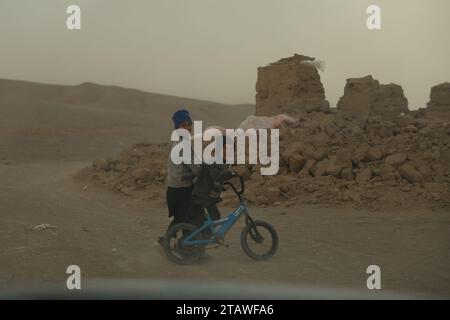 Triste foto delle vittime del terremoto di Herat, le persone colpite dal terremoto. Herat, Afghanistan - 9 ottobre 2023 Foto Stock