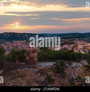 All'alba, antico borgo medievale di stilo famos, vista sul villaggio calabrese, Italia meridionale. Chiesa bizantina medievale di Cattolica di stilo di fronte. Foto Stock