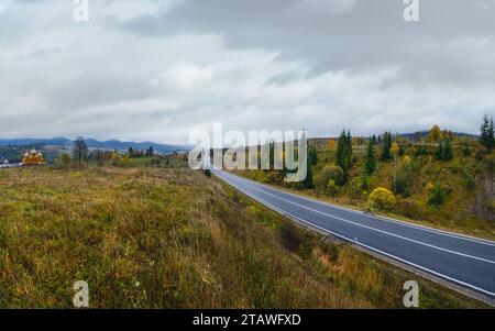 Le montagne Carpazi e l'autostrada sul passo di montagna, Ucraina. Foto Stock