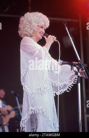 La superstar Dolly Parton si esibisce sul palco di un concerto durante il suo tour del Midwest del 1978, sembra che si stia divertendo e si stia divertendo. Foto Stock