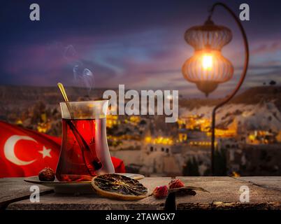 Vista della Cappadocia e una tazza di tè turco Foto Stock