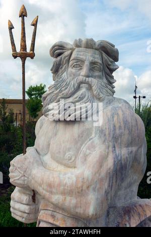 Scena Bayssan.. Allée des Statues creata durante il Simposio internazionale di scultura sul marmo di Heraultais. Beziers, Occitanie, Francia Foto Stock