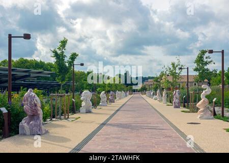 Scena Bayssan.. Allee des Statues creata durante il Simposio Internazionale di scultura sul marmo di Heraultais. Beziers, Occitanie, Francia Foto Stock