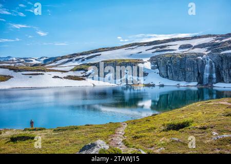 Flotvatnet, Norvegia - 24 giugno 2023: La cascata di Flotane nei pressi di Aurland, lungo il panoramico percorso Aurlandsfjellet, è una spettacolare cascata che si schianta Foto Stock