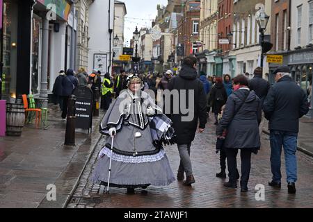 Kent, Regno Unito. 3 dicembre 2023. Rochester Dickensian Festival Kent UK il festival natalizio di Dickensian torna a Rochester per il suo festival natalizio annuale. Il festival includeva la processione dei sette poveri viaggiatori e la Grand Parade a lume di candela. Credito: Imago/Alamy Live News Foto Stock