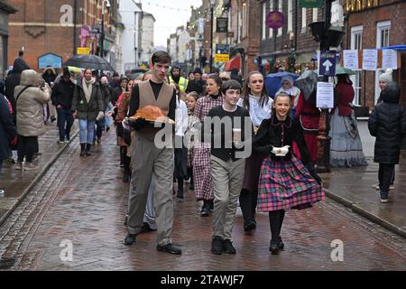 Kent, Regno Unito. 3 dicembre 2023. Rochester Dickensian Festival Kent UK il festival natalizio di Dickensian torna a Rochester per il suo festival natalizio annuale. Il festival includeva la processione dei sette poveri viaggiatori e la Grand Parade a lume di candela. Credito: Imago/Alamy Live News Foto Stock