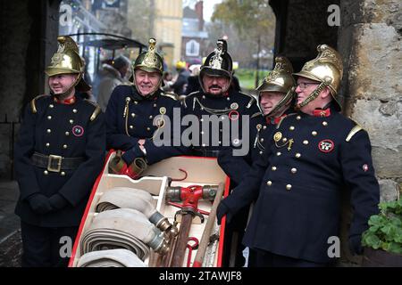 Rochester Kent, Regno Unito. 3 dicembre 2023. Il festival natalizio di Dickensian torna a Rochester per il suo annuale festival natalizio. Il festival includeva la processione dei sette poveri viaggiatori e la Grand Parade a lume di candela. Il festival si tiene a Rochester dal 1988 per celebrare il periodo in cui Charles Dickens visse nella città del Kent dal 1817 al 1822 Credit: MARTIN DALTON/Alamy Live News Foto Stock