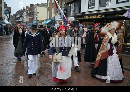 Rochester Kent, Regno Unito. 3 dicembre 2023. Il festival natalizio di Dickensian torna a Rochester per il suo annuale festival natalizio. Il festival includeva la processione dei sette poveri viaggiatori e la Grand Parade a lume di candela. Il festival si tiene a Rochester dal 1988 per celebrare il periodo in cui Charles Dickens visse nella città del Kent dal 1817 al 1822 Credit: MARTIN DALTON/Alamy Live News Foto Stock