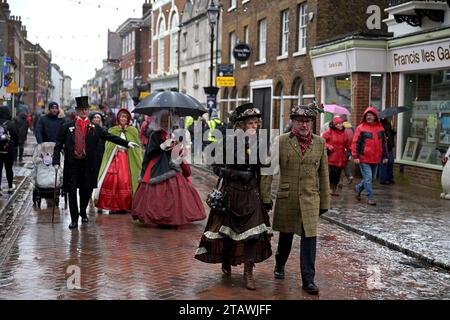 Rochester Kent, Regno Unito. 3 dicembre 2023. Il festival natalizio di Dickensian torna a Rochester per il suo annuale festival natalizio. Il festival includeva la processione dei sette poveri viaggiatori e la Grand Parade a lume di candela. Il festival si tiene a Rochester dal 1988 per celebrare il periodo in cui Charles Dickens visse nella città del Kent dal 1817 al 1822 Credit: MARTIN DALTON/Alamy Live News Foto Stock