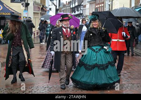 Rochester Kent, Regno Unito. 3 dicembre 2023. Il festival natalizio di Dickensian torna a Rochester per il suo annuale festival natalizio. Il festival includeva la processione dei sette poveri viaggiatori e la Grand Parade a lume di candela. Il festival si tiene a Rochester dal 1988 per celebrare il periodo in cui Charles Dickens visse nella città del Kent dal 1817 al 1822 Credit: MARTIN DALTON/Alamy Live News Foto Stock