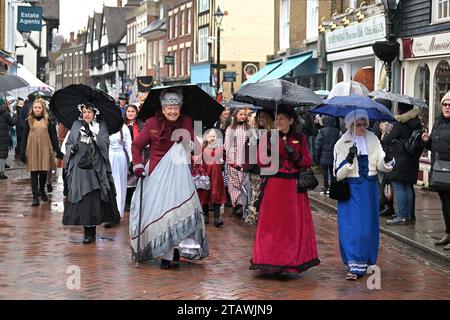 Rochester Kent, Regno Unito. 3 dicembre 2023. Il festival natalizio di Dickensian torna a Rochester per il suo annuale festival natalizio. Il festival includeva la processione dei sette poveri viaggiatori e la Grand Parade a lume di candela. Il festival si tiene a Rochester dal 1988 per celebrare il periodo in cui Charles Dickens visse nella città del Kent dal 1817 al 1822 Credit: MARTIN DALTON/Alamy Live News Foto Stock