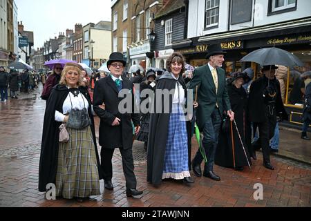 Rochester Kent, Regno Unito. 3 dicembre 2023. Il festival natalizio di Dickensian torna a Rochester per il suo annuale festival natalizio. Il festival includeva la processione dei sette poveri viaggiatori e la Grand Parade a lume di candela. Il festival si tiene a Rochester dal 1988 per celebrare il periodo in cui Charles Dickens visse nella città del Kent dal 1817 al 1822 Credit: MARTIN DALTON/Alamy Live News Foto Stock