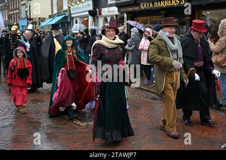 Kent, Regno Unito. 3 dicembre 2023. Rochester Dickensian Festival Kent UK il festival natalizio di Dickensian torna a Rochester per il suo festival natalizio annuale. Il festival includeva la processione dei sette poveri viaggiatori e la Grand Parade a lume di candela. Credito: Imago/Alamy Live News Foto Stock