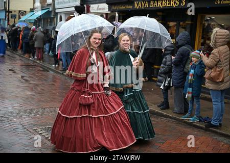 Kent, Regno Unito. 3 dicembre 2023. Rochester Dickensian Festival Kent UK il festival natalizio di Dickensian torna a Rochester per il suo festival natalizio annuale. Il festival includeva la processione dei sette poveri viaggiatori e la Grand Parade a lume di candela. Credito: Imago/Alamy Live News Foto Stock