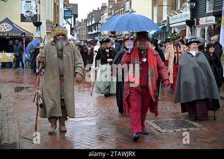 Kent, Regno Unito. 3 dicembre 2023. Rochester Dickensian Festival Kent UK il festival natalizio di Dickensian torna a Rochester per il suo festival natalizio annuale. Il festival includeva la processione dei sette poveri viaggiatori e la Grand Parade a lume di candela. Credito: Imago/Alamy Live News Foto Stock