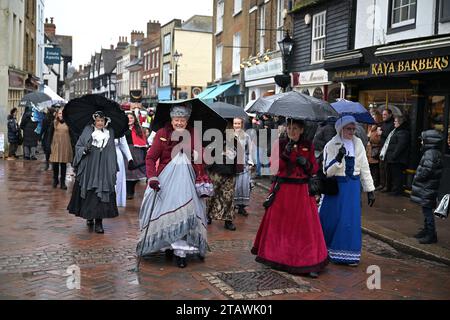 Kent, Regno Unito. 3 dicembre 2023. Rochester Dickensian Festival Kent UK il festival natalizio di Dickensian torna a Rochester per il suo festival natalizio annuale. Il festival includeva la processione dei sette poveri viaggiatori e la Grand Parade a lume di candela. Credito: Imago/Alamy Live News Foto Stock