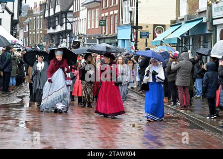 Kent, Regno Unito. 3 dicembre 2023. Rochester Dickensian Festival Kent UK il festival natalizio di Dickensian torna a Rochester per il suo festival natalizio annuale. Il festival includeva la processione dei sette poveri viaggiatori e la Grand Parade a lume di candela. Credito: Imago/Alamy Live News Foto Stock