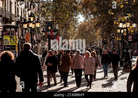 3 dicembre 2023. Barcellona, Spagna: In questa soleggiata domenica mattina la gente passeggia lungo il viale la Rambla di Barcellona alla luce dell'autunno. Credito: Jordi Boixareu Foto Stock