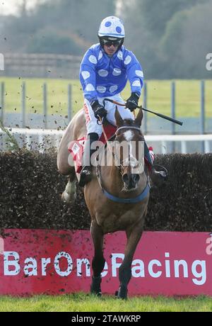 Street value guidato dal fantino Danny Mullins sulla strada per vincere il Bar One Racing "prezzi garantiti per il pernottamento" Porterstown handicap Chase il secondo giorno del Fairyhouse Winter Festival all'ippodromo Fairyhouse, County Meath. Data immagine: Domenica 3 dicembre 2023. Foto Stock