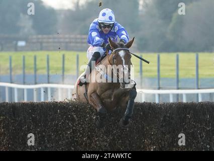 Street value guidato dal fantino Danny Mullins sulla strada per vincere il Bar One Racing "prezzi garantiti per il pernottamento" Porterstown handicap Chase il secondo giorno del Fairyhouse Winter Festival all'ippodromo Fairyhouse, County Meath. Data immagine: Domenica 3 dicembre 2023. Foto Stock